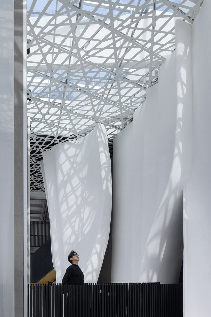 вуаль: архитекторы-основатели создают извилистые интерьеры, похожие на драпированную ткань